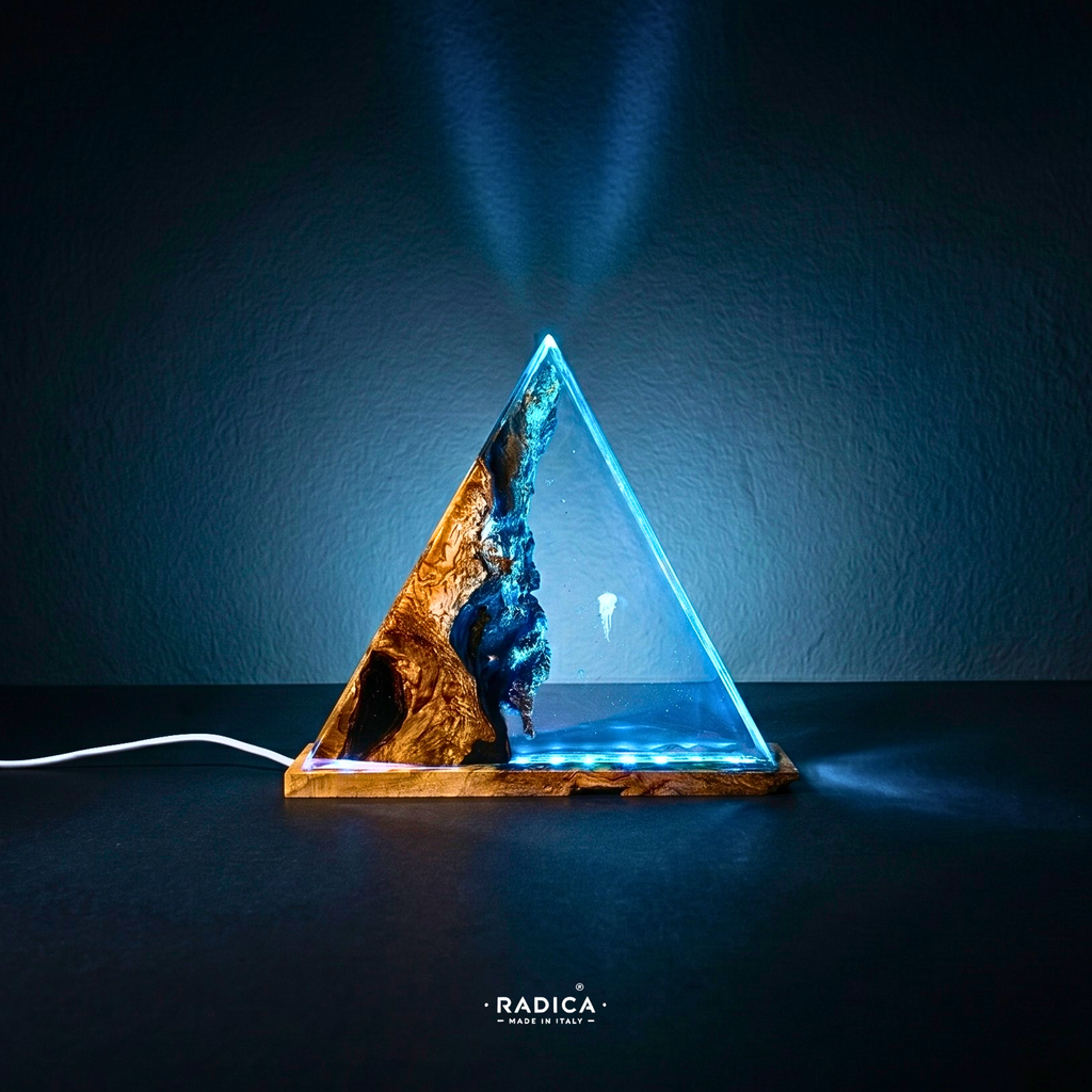 Abisso - Lampada da Tavolo LED Triangolare in Resina, Legno di Radica e Medusa