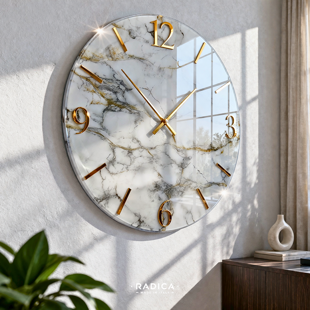 Complemento d'arredo contemporaneo: orologio da parete artigianale in resina effetto marmo e dettagli oro per interior design di lusso.