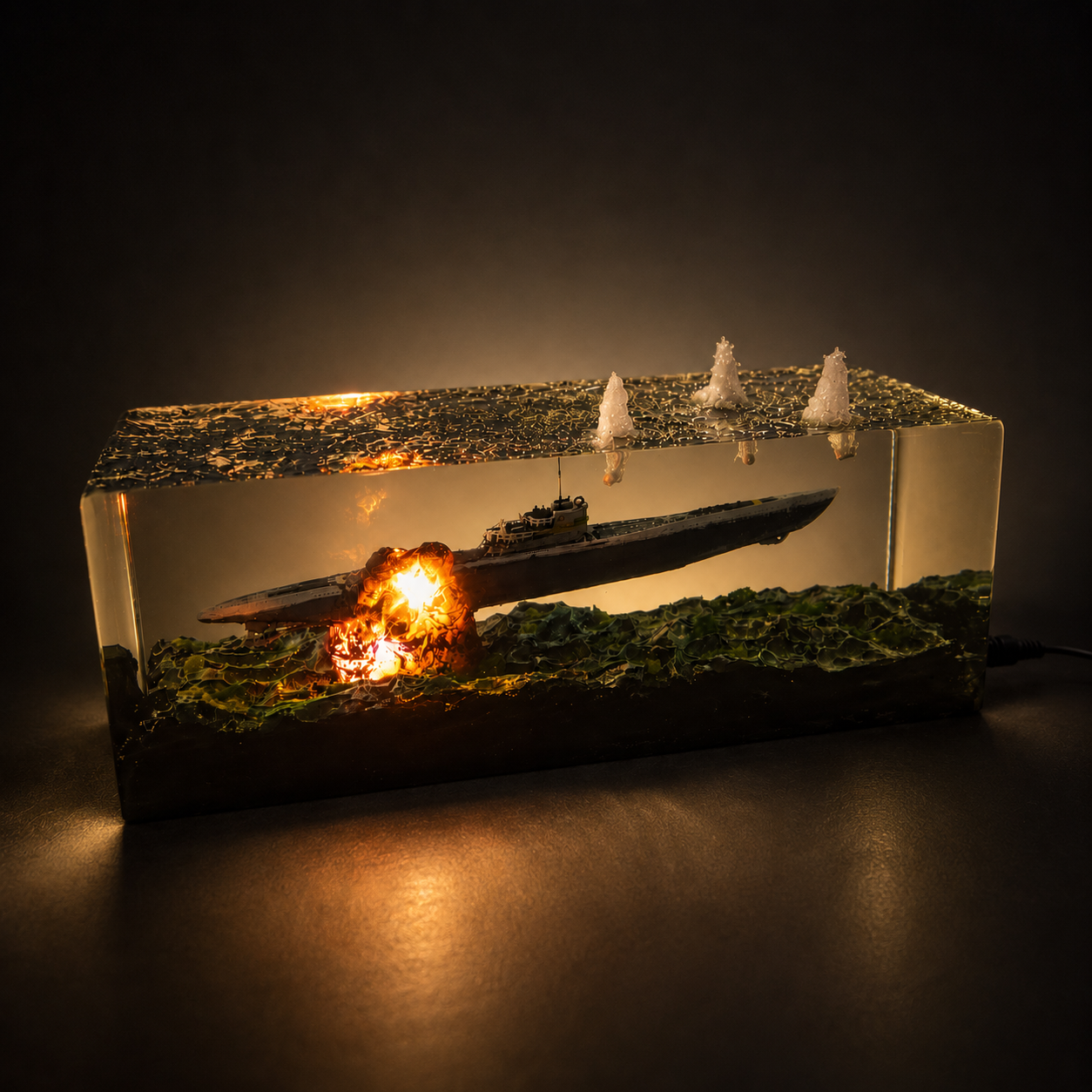 Lampada diorama artigianale in resina con miniatura di sottomarino realistica, onde superficiali texturizzate e luce LED calda integrata per simulare un'esplosione subacquea.
