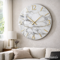 Orologio da parete di design in resina epossidica artigianale, stile lusso effetto pietra bianca e oro per arredamento casa.
