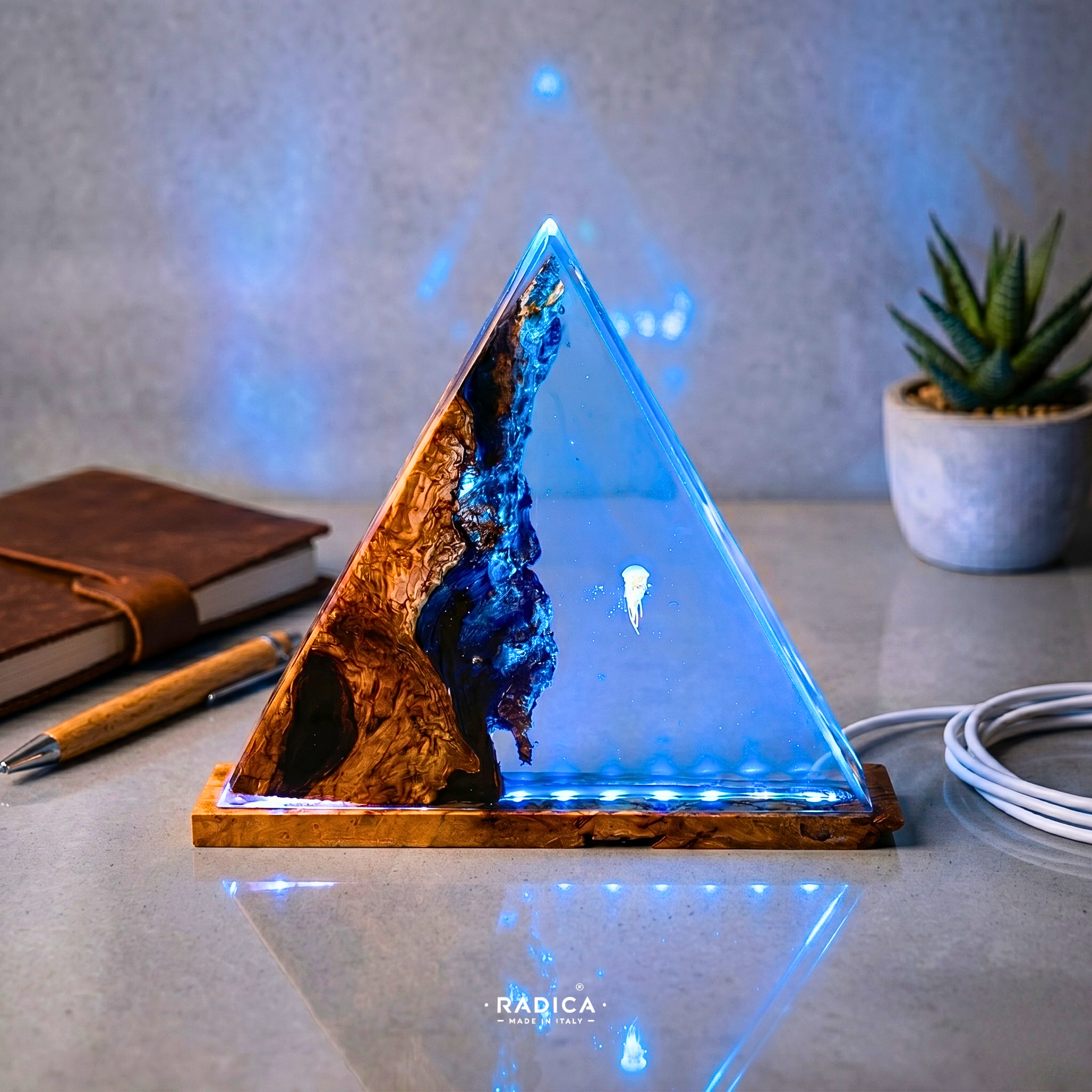 Abisso - Lampada da Tavolo LED Triangolare in Resina, Legno di Radica e Medusa