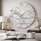Orologio da parete Classic, finitura lucida in resina con venature scure e numeri arabi dorati a sbalzo su fondo bianco.