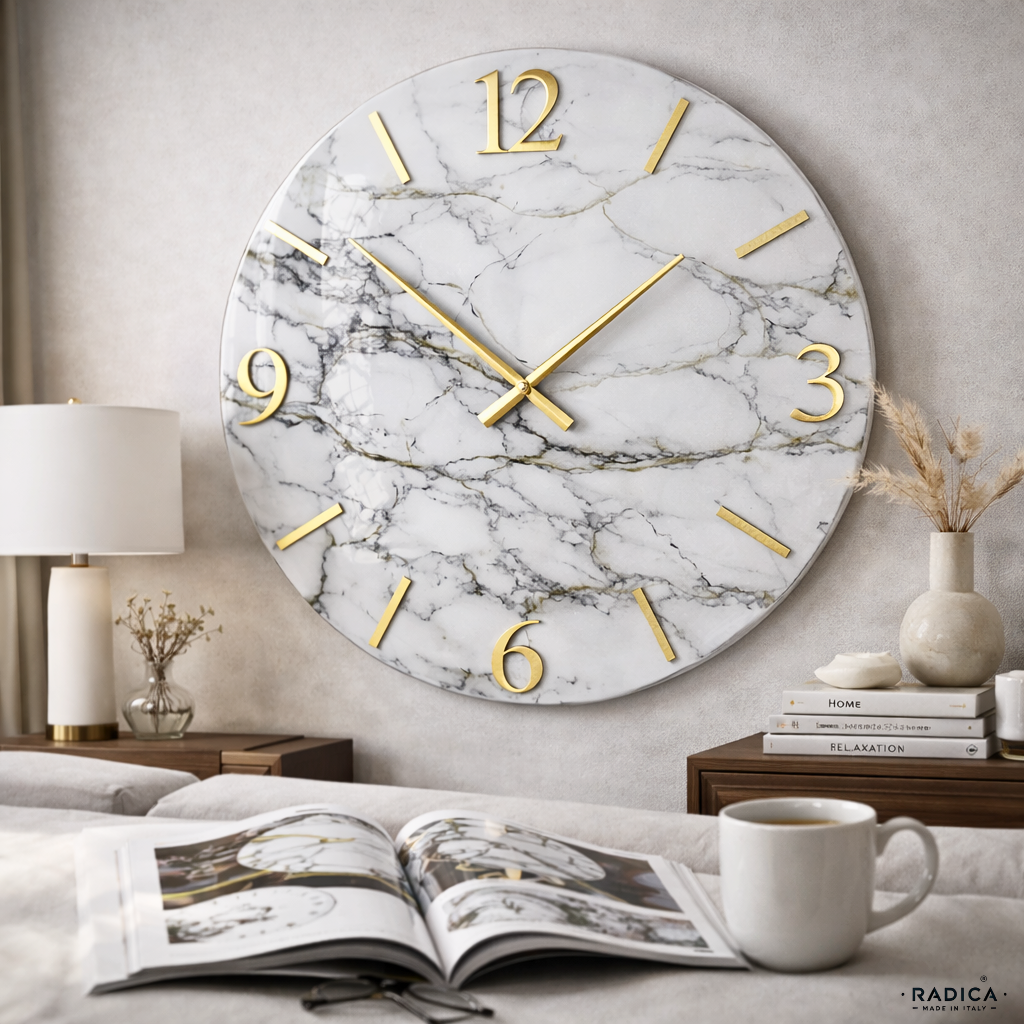 Orologio da parete Classic, finitura lucida in resina con venature scure e numeri arabi dorati a sbalzo su fondo bianco.