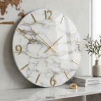 Orologio in resina artigianale fatto a mano, design effetto marmo lucido con indici oro per arredamento d'interni elegante.