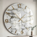 Orologio in resina artigianale fatto a mano, design effetto marmo lucido con indici oro per arredamento d'interni elegante.