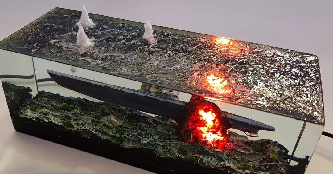 Diorama sottomarino in resina con esplosione luminosa e dettagli del fondale roccioso, decorazione di design fatta a mano.