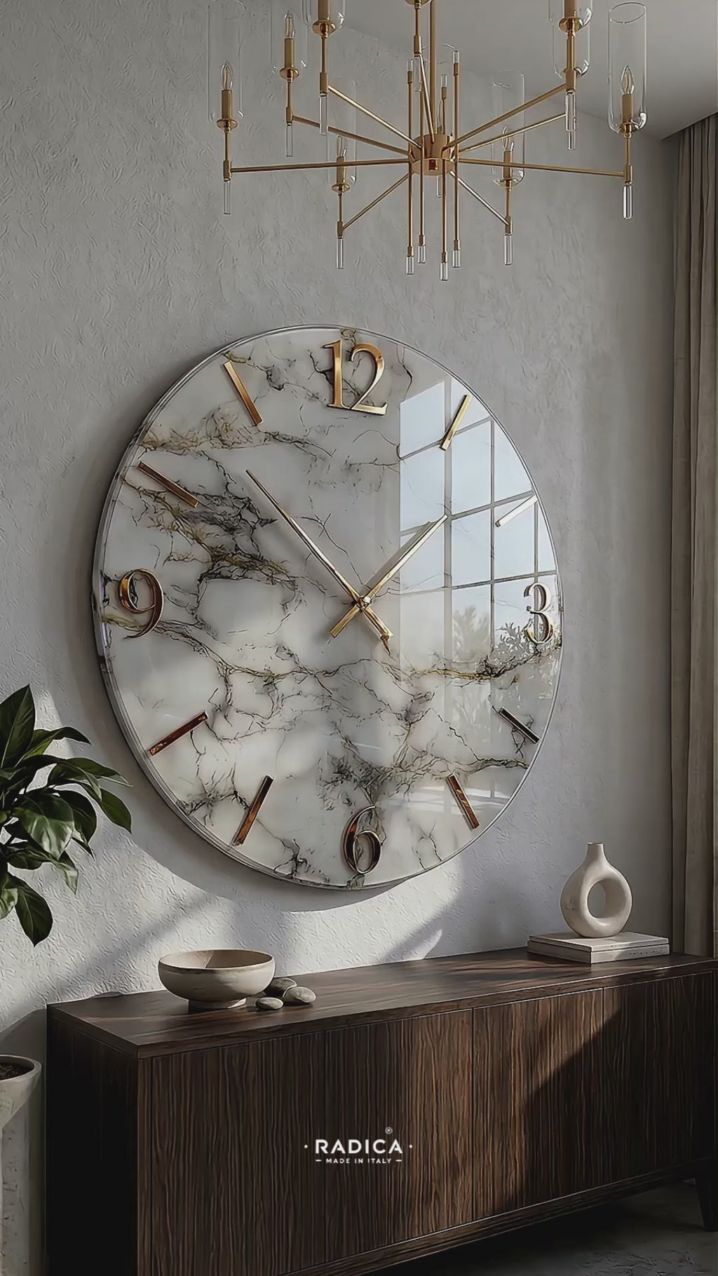 Orologio rotondo da parete senza cornice in resina lucida artigianale, meccanismo al quarzo silenzioso e finiture metalliche oro.