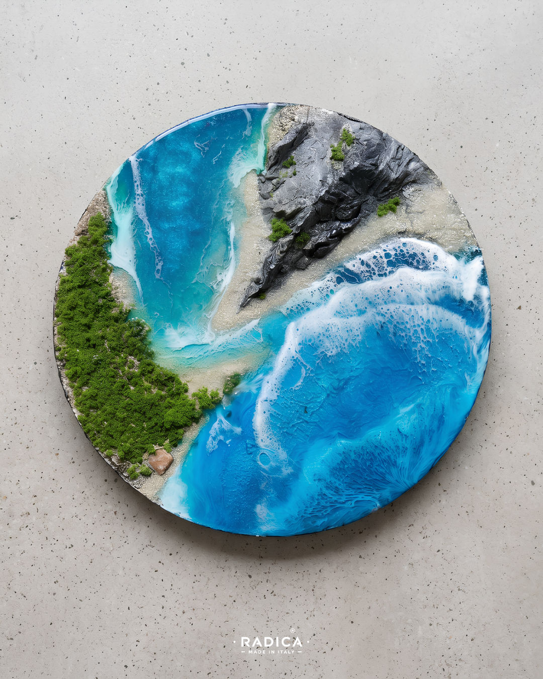Opera artigianale in resina epossidica e muschio naturale, pezzo unico realizzato su commissione raffigurante un golfo marino.